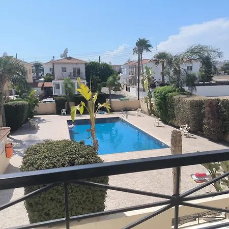 2 Bedroom Penthouse In With Communal Pool Apartment *