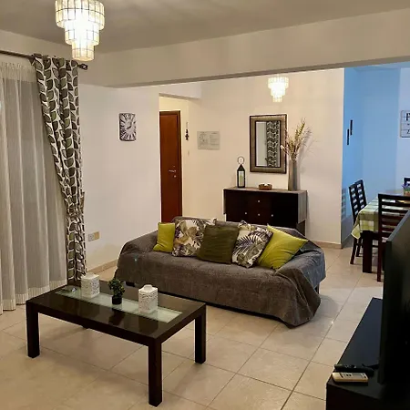 2 Bedroom Penthouse In With Communal Pool Apartment *