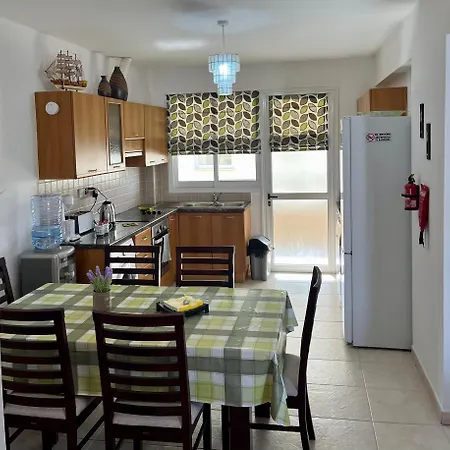 2 Bedroom Penthouse In With Communal Pool *