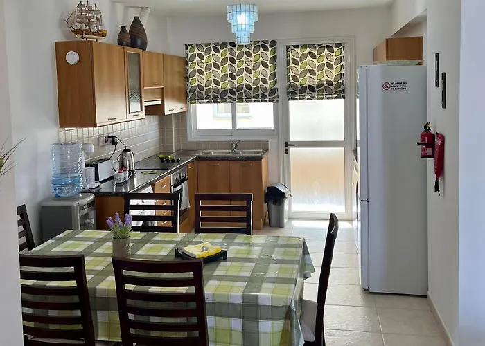 2 Bedroom Penthouse In With Communal Pool *